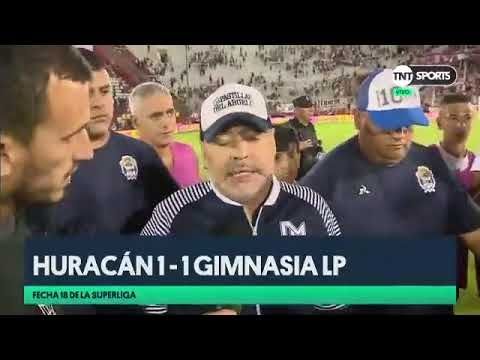 Maradona se pone a cantar en mitad de la entrevista (el que no salta es un inglés)
