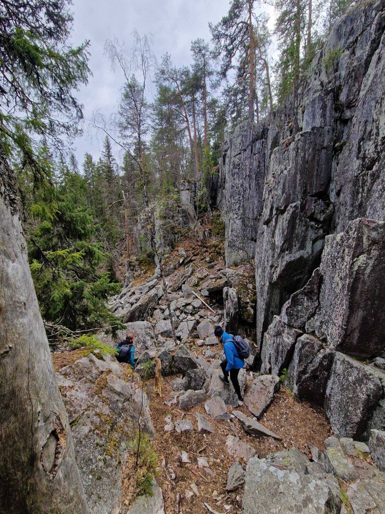 Descending from the impressive Devil's Nest cliffs after a nice sandwich break :)