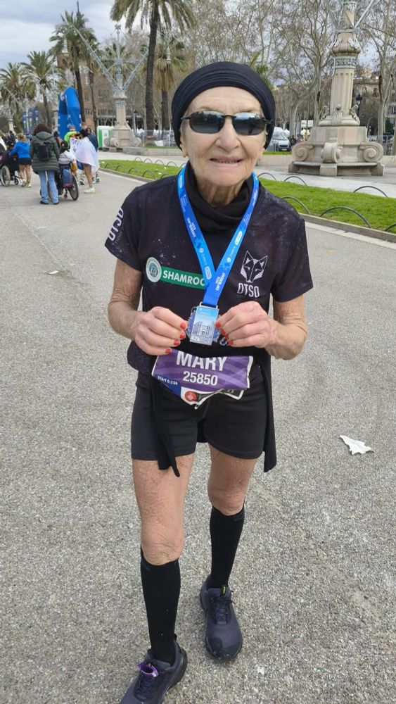 Mary Palmer. 80 años, cruzó la meta del maratón de Barcelona. Contamos su historia en La Vanguardia hace unas semanas