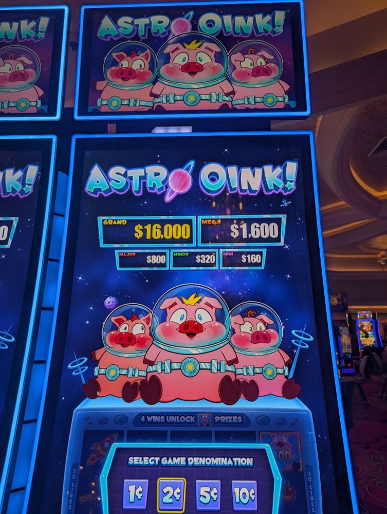 Astro Oink slot machine with space suit wearing pigs
