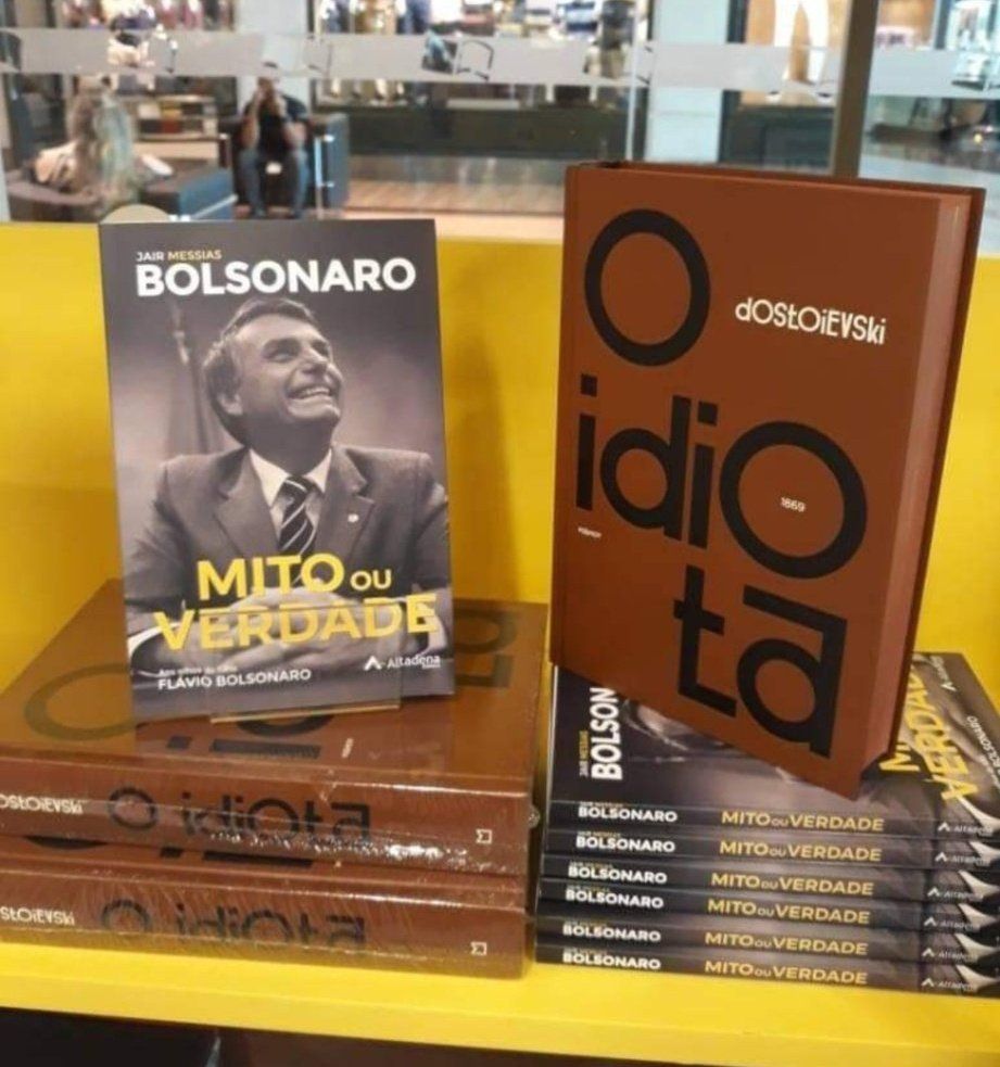 Livro do Bolsonaro ao lado do livro O Idiota, do Dostoievski