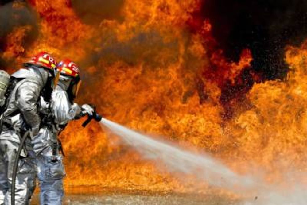 ¿De qué materiales estan fabricados los equipos de bomberos?