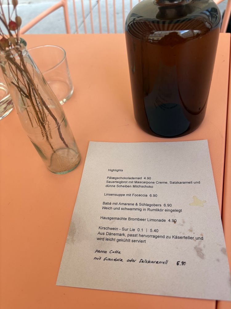 Speisekarte mit Baba mit Amarena und Sauerteigbrot mit Salzkaramell