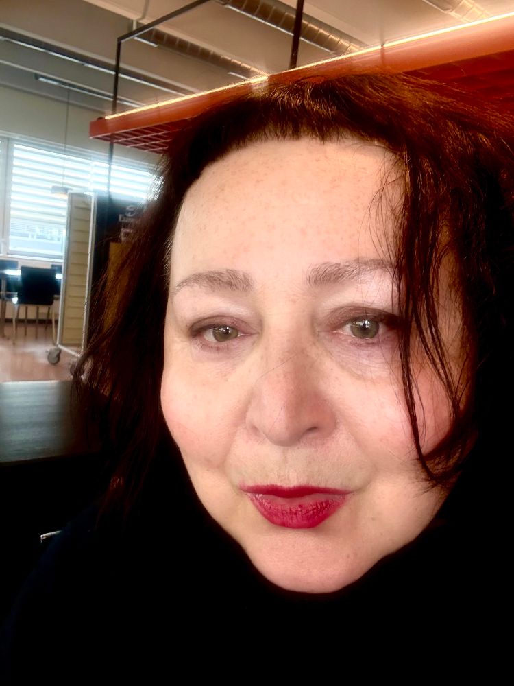 Müdes Frauengesicht mit rotem Lippenstift 