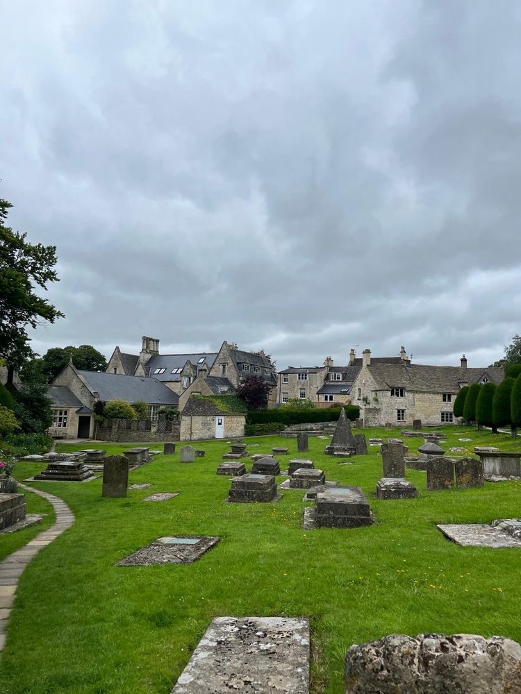 Begraafplaats met oude cottages en kerkje.