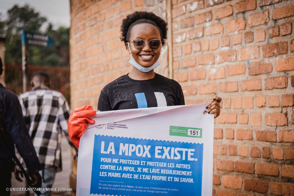 Pascaline, a 24-year-old U-Reporter, raises awareness about mpox in a bustling market in Bukavu, South Kivu, on 6 April 2025.

“I used to be shy. Not any more! Now, when I am not feeling good, I come here. And with these people, we really do things for our community”

With over 8 million U-Reporters, DR Congo is the largest U-Report country in the world.

© UNICEF/UNI774819/Mirindi Johnson
