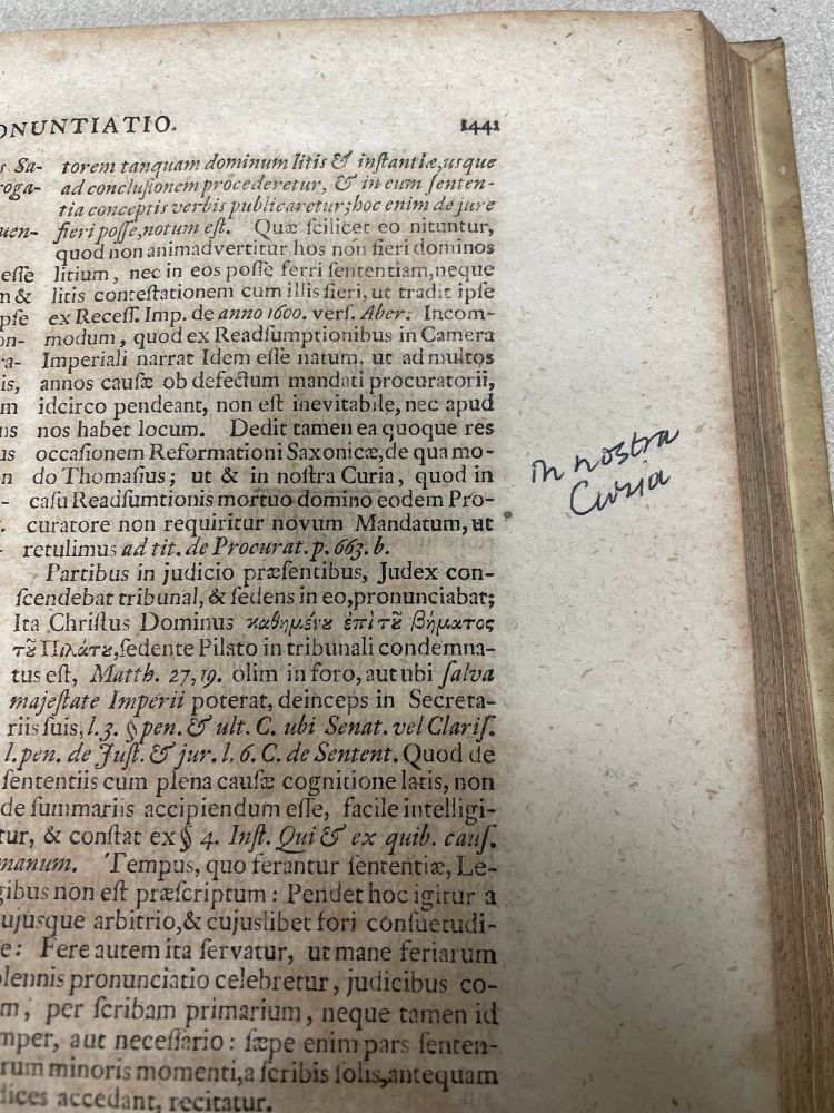 an annotation, probably modern, in the margin of an antiquarian book. the text reads “in nostra Curia” and the annotator has helpfully written “in nostra Curia” in the margin