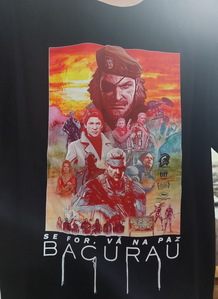 camisa estampa original usando o poster de bacurau e elementos de metal gear solid e death stranding