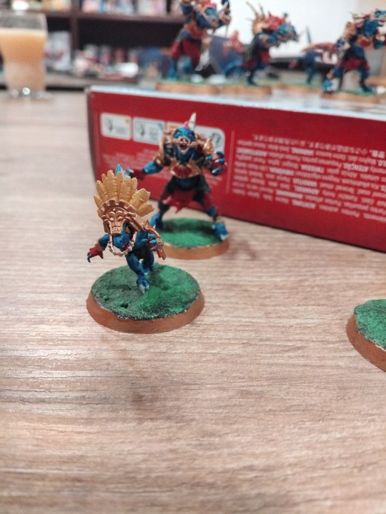 Un autre skink qui cour avec en arrière plant un saurus qui cris.
Ils sont habillé de la même manière que les précédents sauf le skink qui est coiffé d'un casque doré style maya avec des grande plume jaune