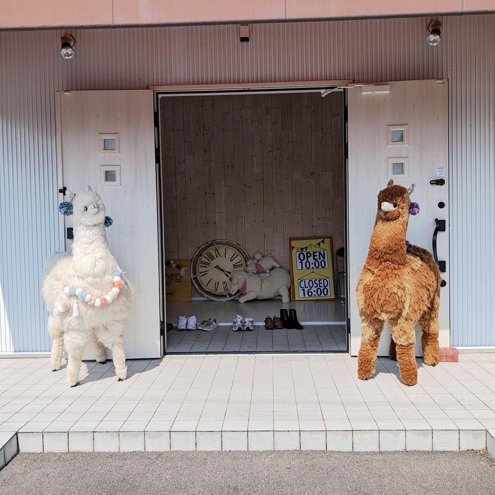 ごしょうマーケット入口。2体の等身大のアルパカのぬいぐるみが阿吽の呼吸でバイブスしている