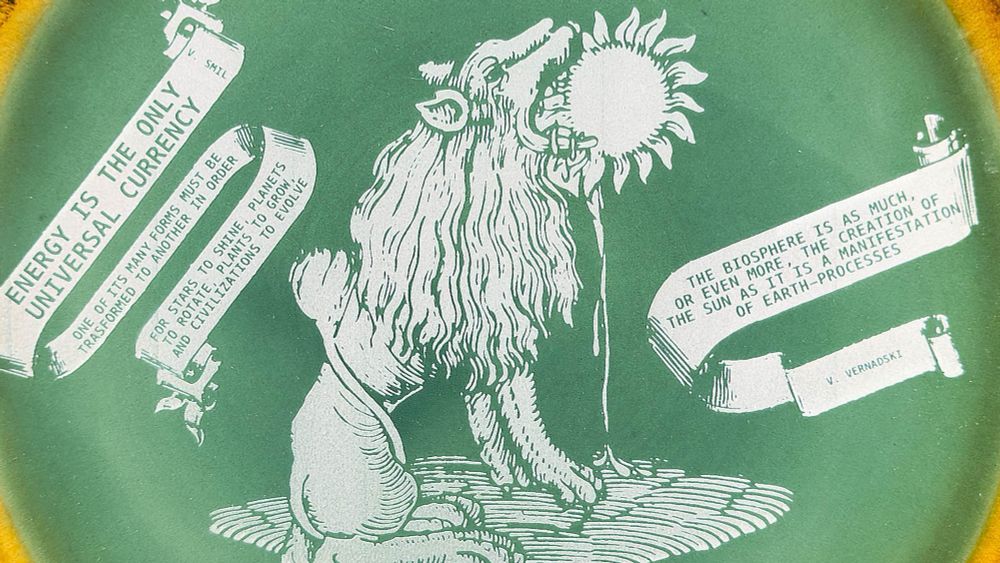 EATING THE SUN consists of 12 engraved ceramic plates. 🍽️ Each plate explores a distinct perspective (biophysics, bioeconomics, philosophy…) relating renewable solar irradiance to the fundamental material needs of humans.  👉 You can find out more about each plate, and the research they encapsulate in the form of laser-engraved illustrations here 🌐 disnovation.org/eatingthesun.php #Degrowth #Disnovation #Sustainability #Economics #SolarPunk #Ecology #Art #STS #BioArt #Maker #Climate #Environment #Solar #SolarPower