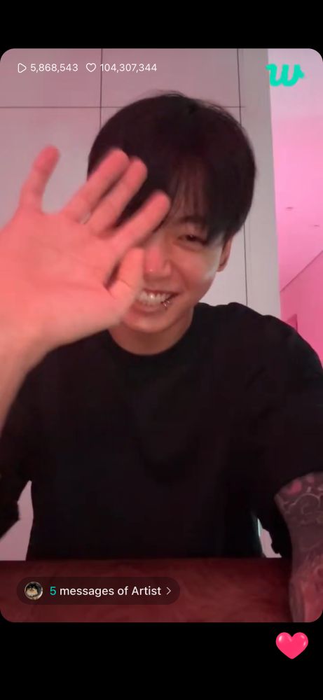 BTS’ Jungkook doing a Weverse live over 1 year ago. Notice of 5 messages from BTS’ V are at the bottom left of the screen.