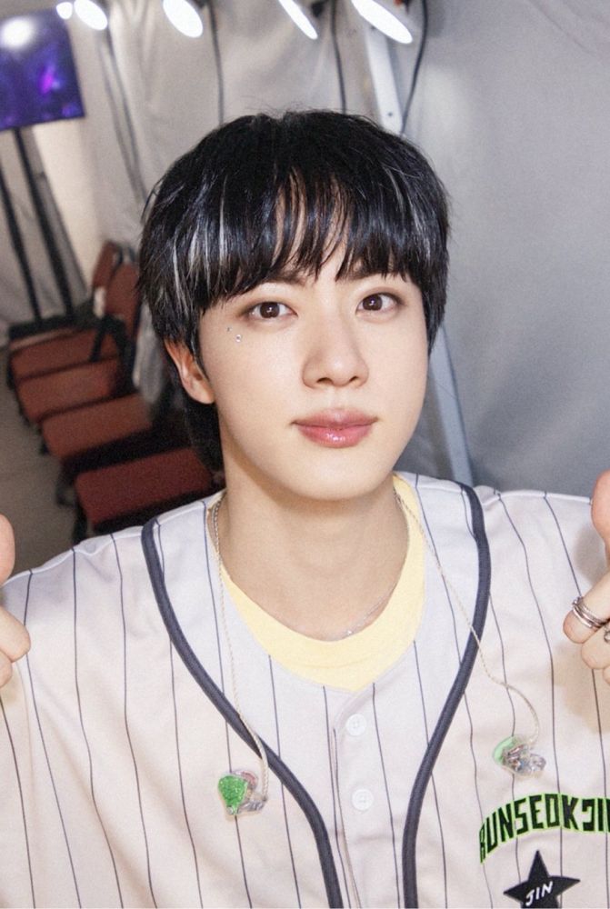 Jin smiling gently with sparkly eyes 