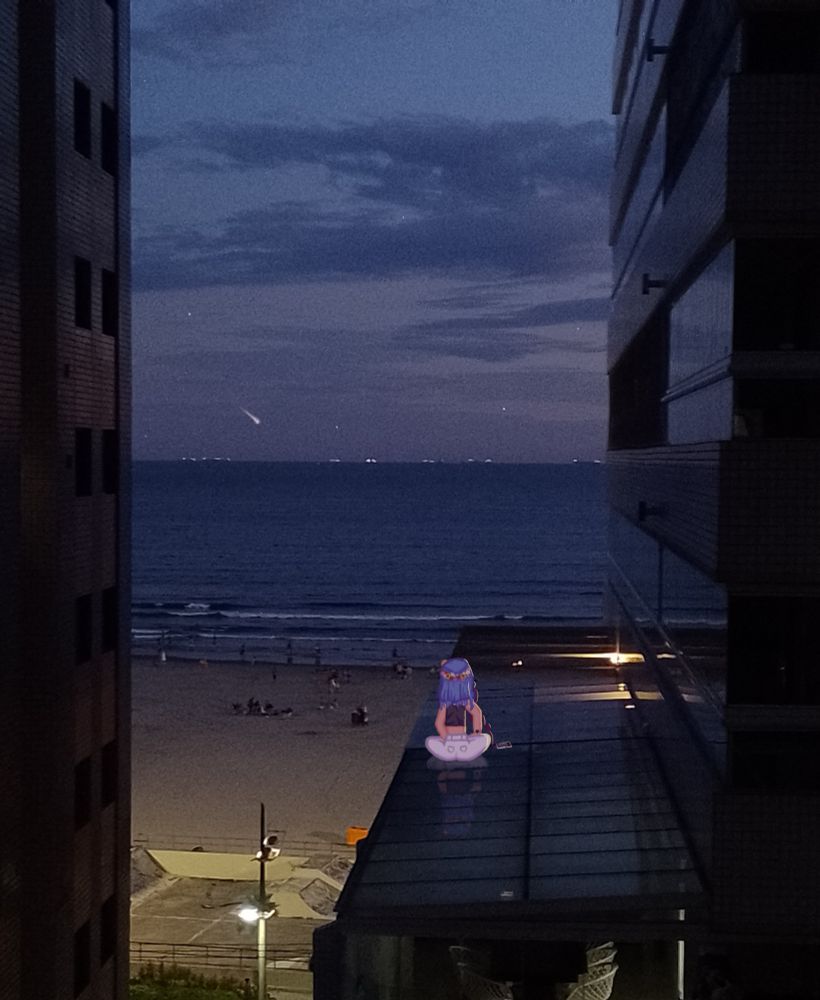 Paisagem de frente para praia sob o céu noturno com a Alaaskita — de cabelo azul — desenhada em cima de uma estrutura urbana enquanto observa sentada, de costas, as estrelas e o mar.