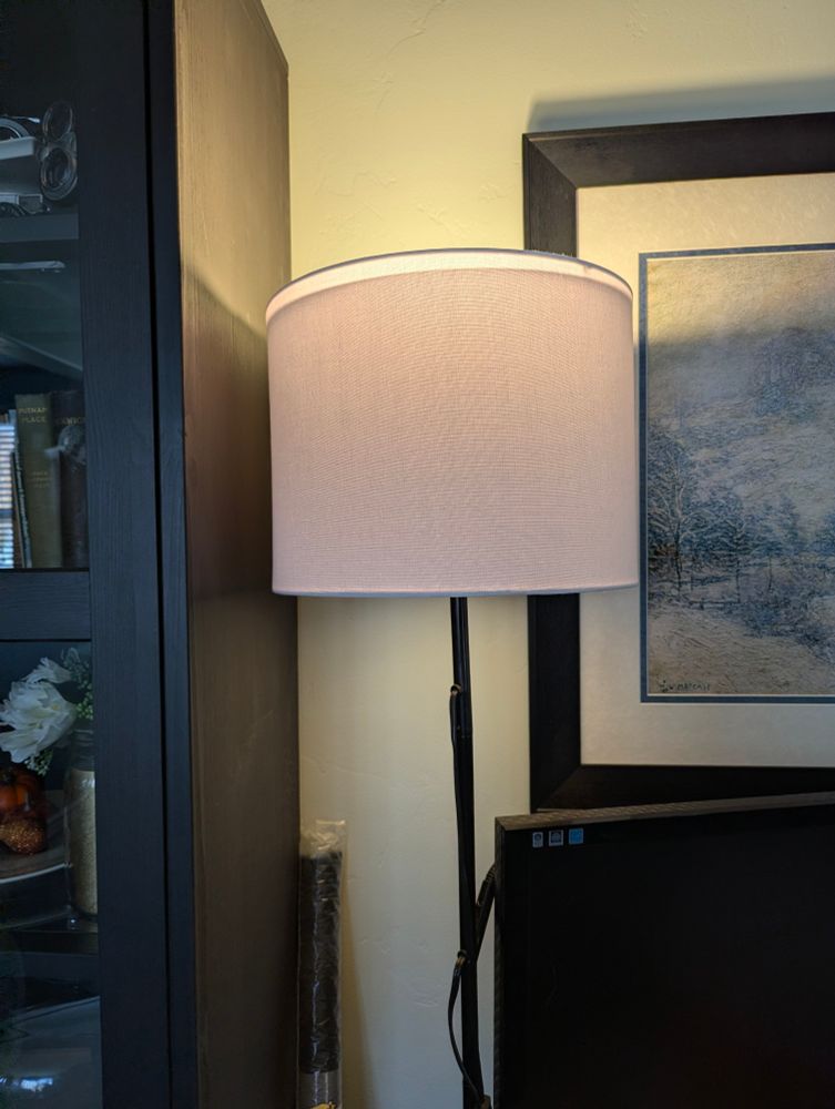 The same lamp but now with a white barrel shade on it