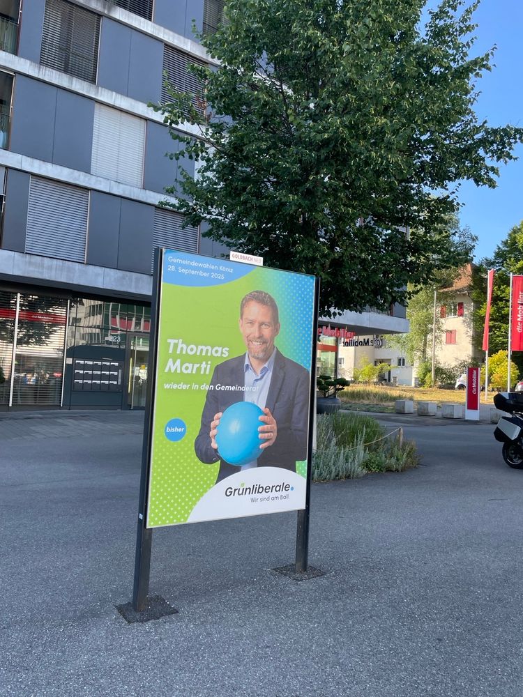 Plakat von Thomas Marti mit blauem Ball in der Hand.