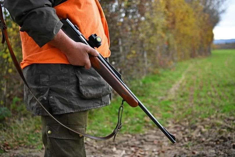 photo buste homme tenant un fusil. Légende un chasseur dyslexique tue un cendrier