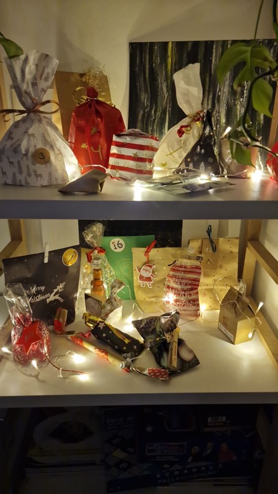 Foto von 2 Regalböden gefüllt mit bunten Päckchen in allen möglichen Größen. He Regalboden 1 Lichterkette