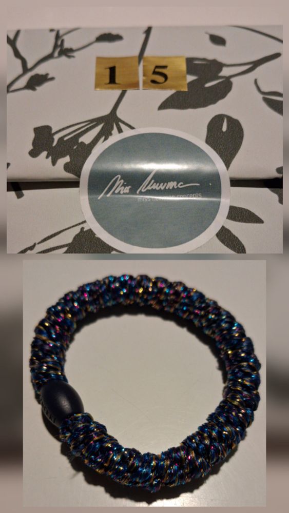 Collage aus verpacktem Geschenk mit #15 und einem Knekki Haargummi in dunkelbunt metallic