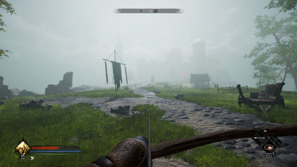 Tåke på ei grasslette, ein kan sjå eit slags slott på avstand, karakteren har pil og boge klar