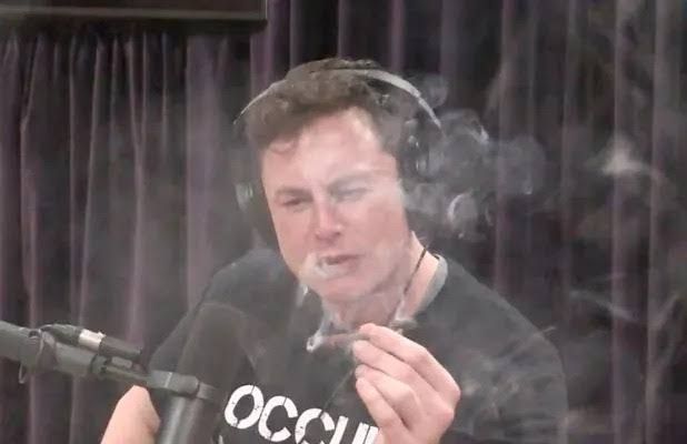 Elon Musk som tar seg ein blås på ein podcast (meme)