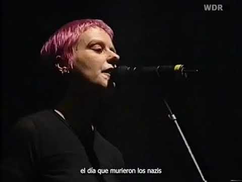 Chumbawamba: "The day the nazi died" (subtitulado al español)