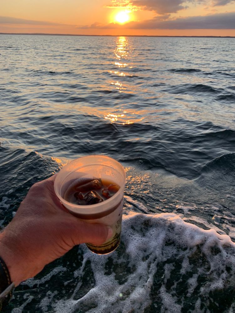 Der User segelt in den Sonnenuntergang und genießt seine Cola mit Eis und findet das extrem schön!