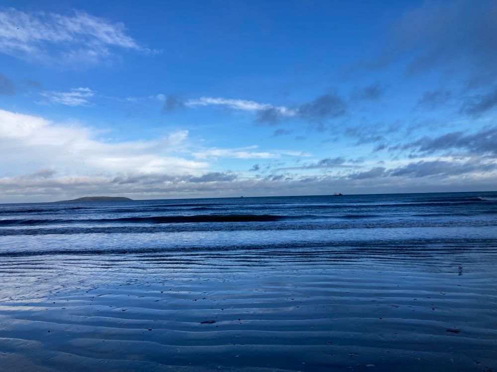  Ocean and sky in white, grey, silver and the coldest shades of blue