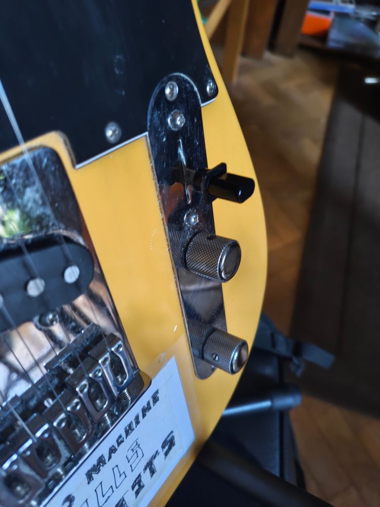 Una telecaster butterscotch blonde maravillosísima.