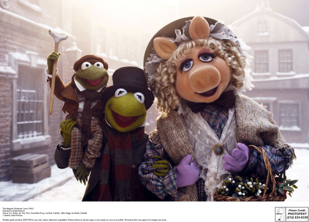 A still from the film "Muppet Christmas Carol" with Kermit and Miss Piggy.