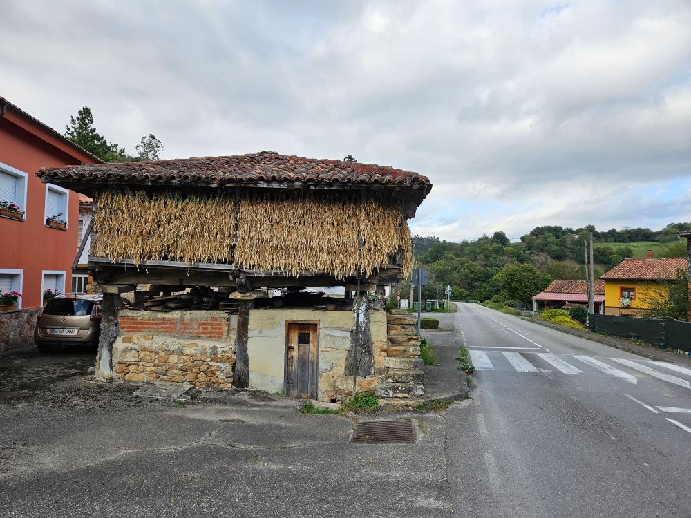 Hórreo con fabes, al lado de la carretera
