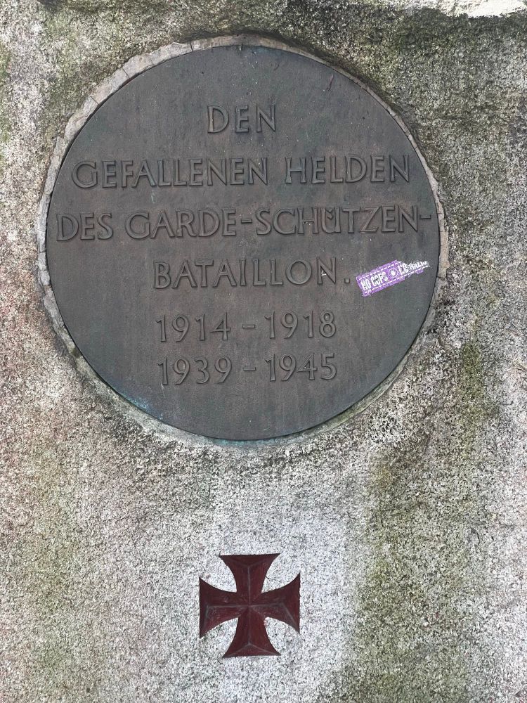 Denkmal für Gefallener Soldaten mit eisernen Kreuz