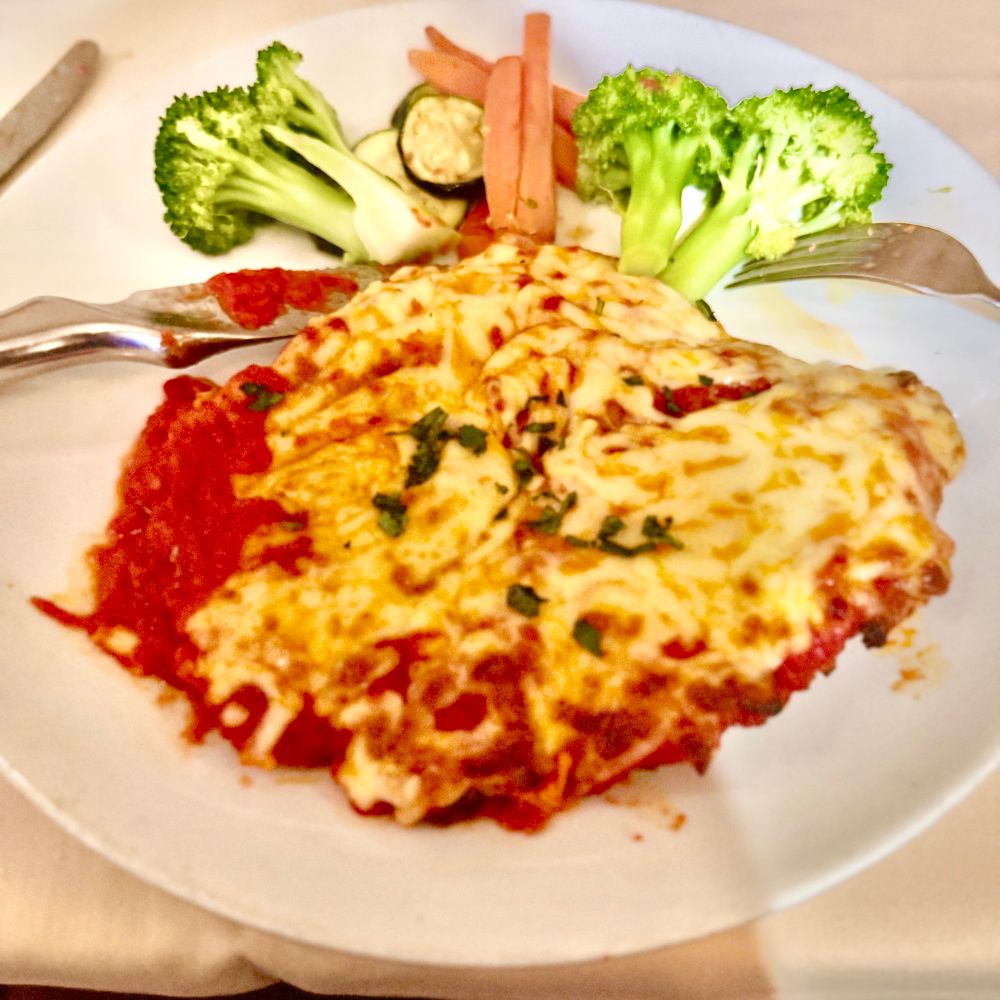 チキンカツにチーズをいっぱい乗せてオーブン焼きしたみたいな料理。コレにパスタは多いので野菜に変更して貰いました。カロリー高いけどバカうま。