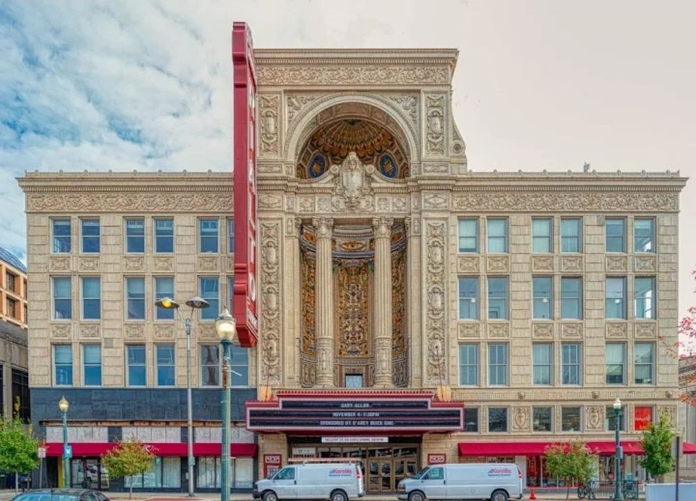 The outside of the Rialto Theater in Joliet, IL