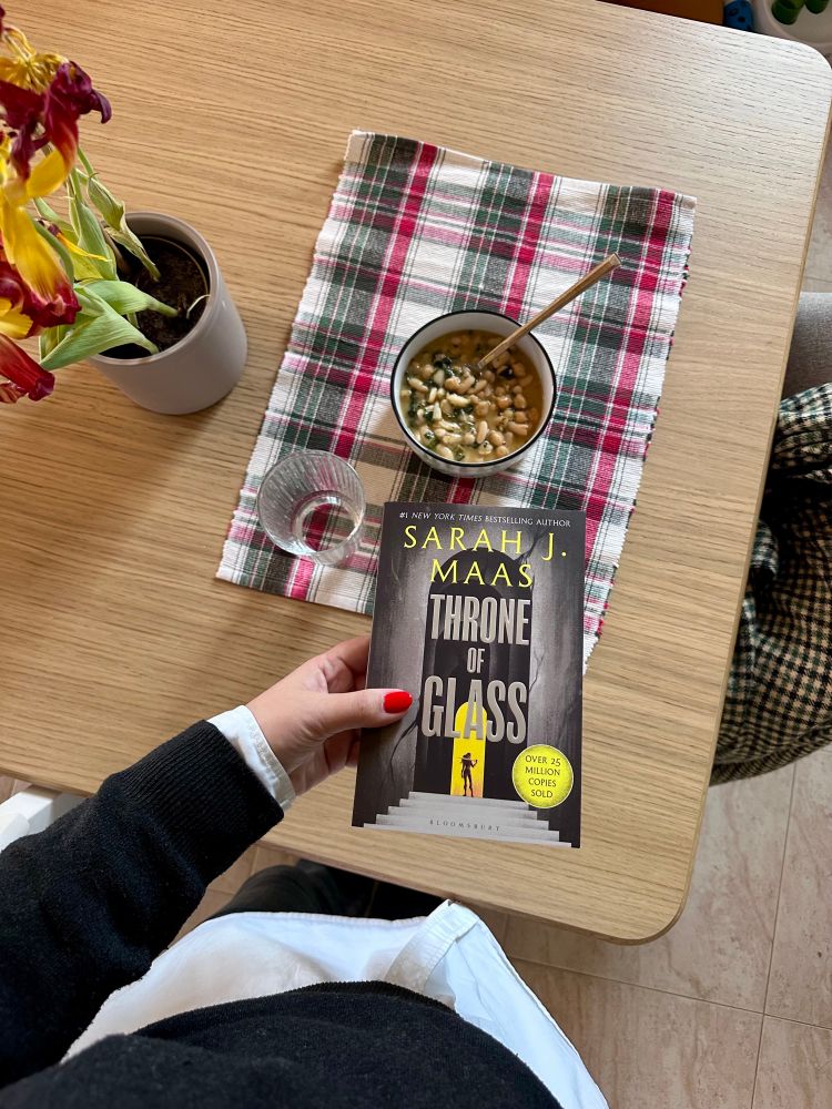 La saga del Trono de Cristal, tulipanes, mantita de cuadros y de comida potaje vegano siempre 