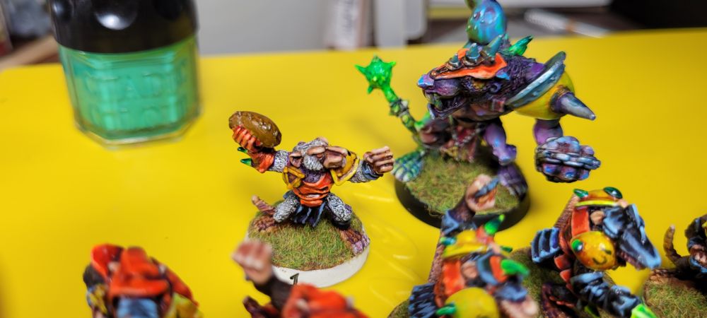 Updated 3rd edition skaven thrower in white fur and 'Eadsplitter Rat Ogre with a glowing tail