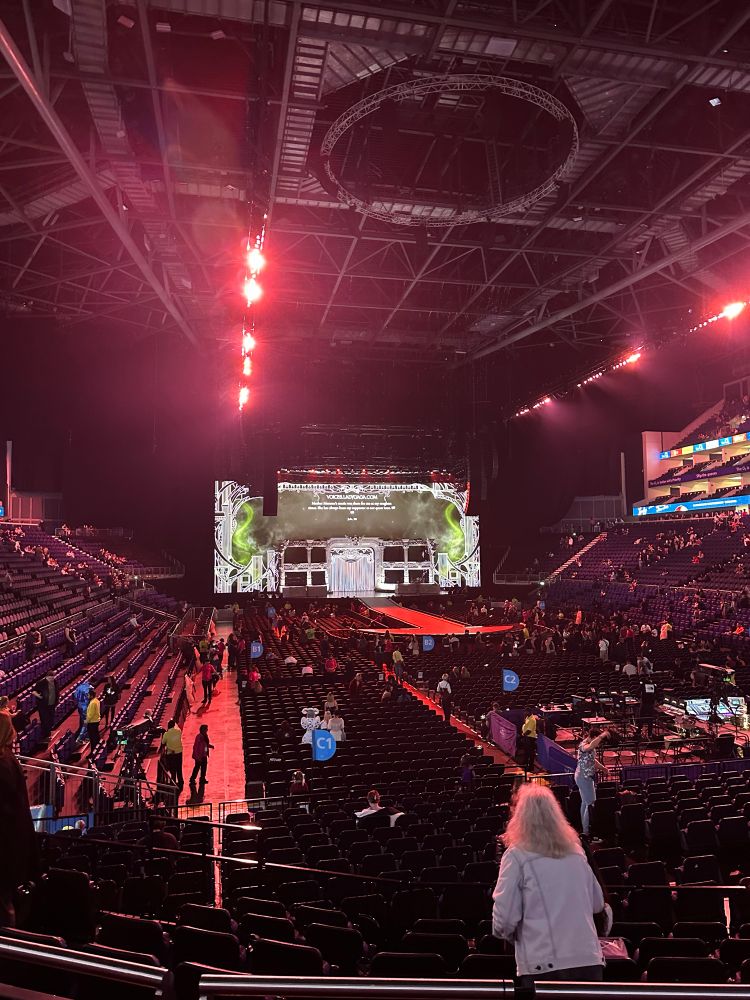 o2 arena blick auf die bühne auf der gleich lady gaga spielt 