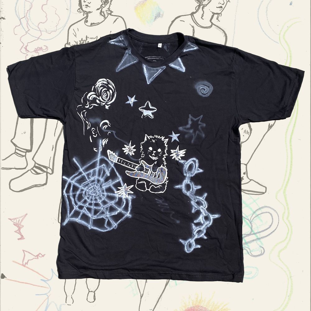 “Punk shirt” camiseta malha preta com elementos em branco, correntes, teias, gatinho rock e espinhos