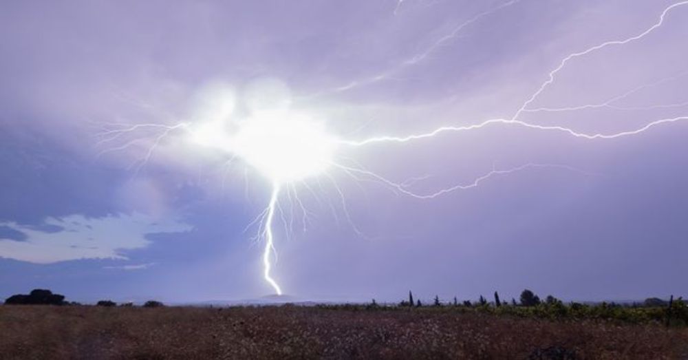 Quentin REY on Instagram: "Revenons à l'actualité ! Le 2 août, alors que la nuit tombait, un orage a illuminé le ciel avec de superbes éclairs internuageux. Juste avant la fin du spectacle, un dernier...