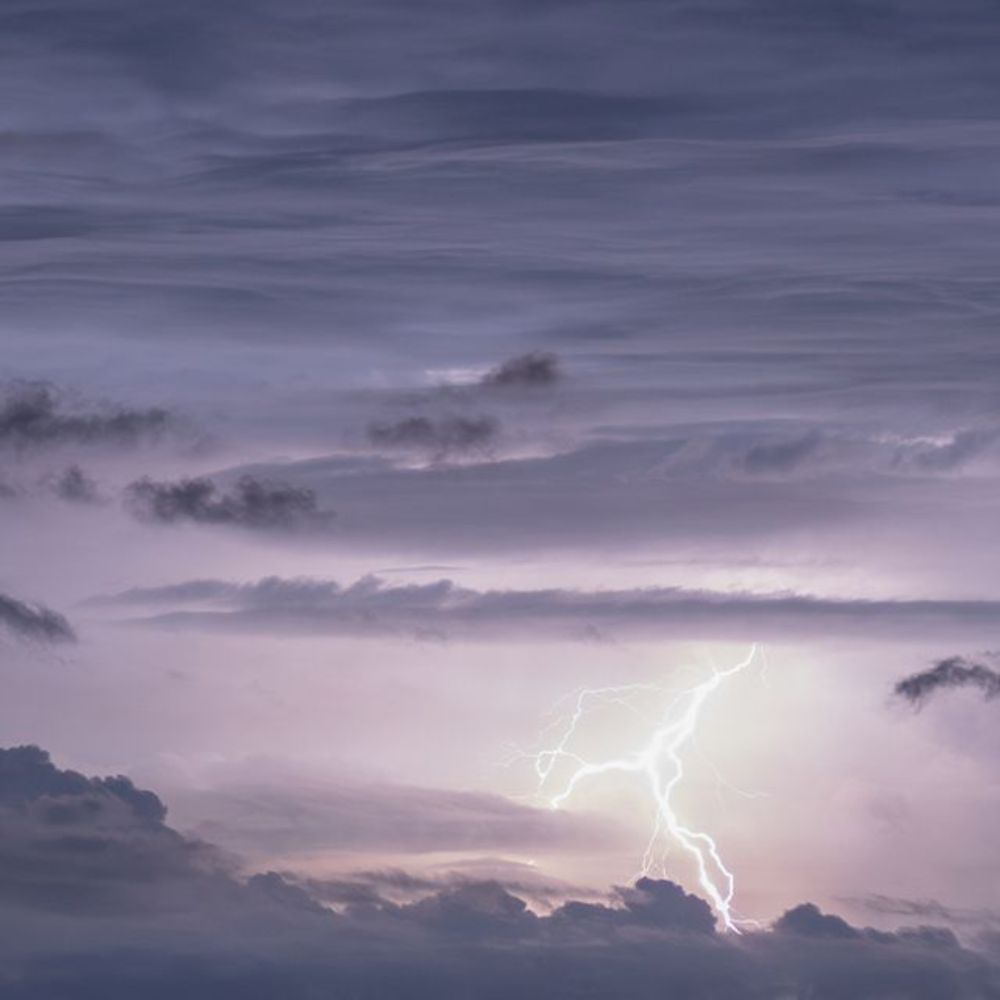 Quentin REY on Instagram: "Toujours dans la nuit du 13 au 14 juin 2023, ce coup de foudre marque la fin de cette merveilleuse nuit, riche en orages, avec en bonus une trombe marine ! Une soirée d’été ...