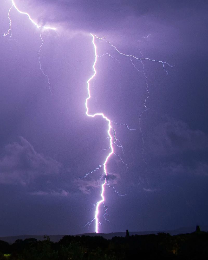 Durant la nuit du 13 août 2018, j’ai eu le droit à de nombreux coups de foudre, tout en étant à domicile ! Ici un bel impact qui tombe à l’avant des précipitations ! ⚡ 

On the night of August 13, 2018, lightning put on a show right from my doorstep. This gorgeous cloud‑to‑ground bolt struck on the storm’s leading edge, ahead of the rain ⚡