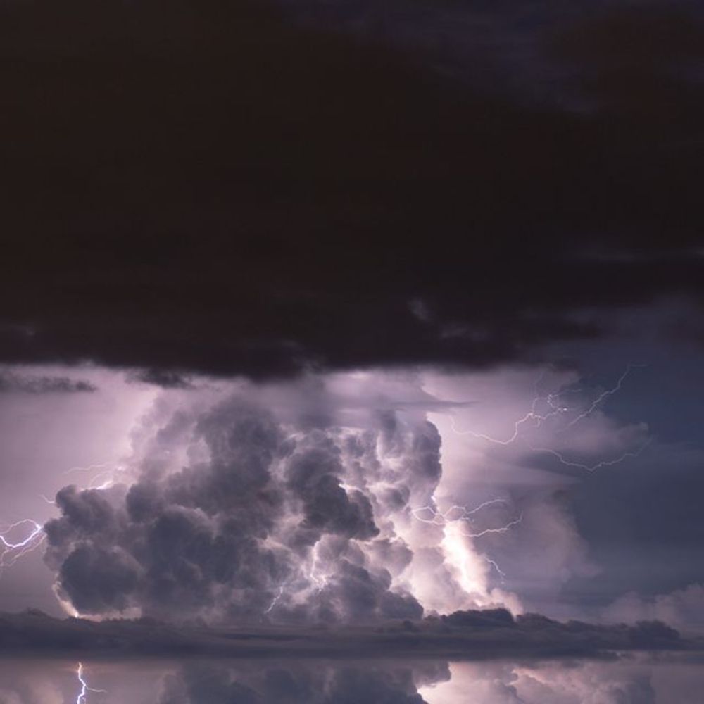 Quentin REY on Instagram: "Toujours dans la nuit du 13 au 14 juin 2023, la cellule à l’origine de la trombe continue de donner de nombreux coups de foudre, avec une belle illumination de la convection...