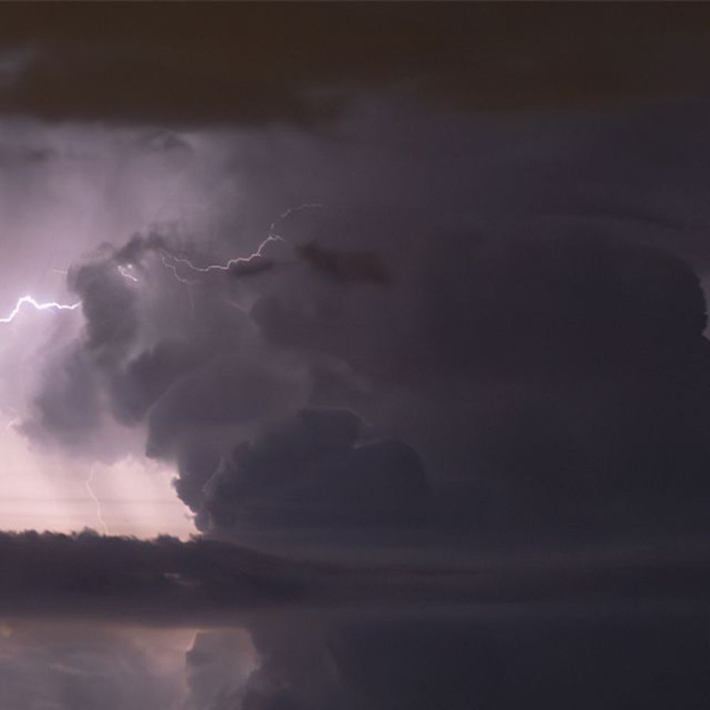 Quentin REY on Instagram: "Toujours dans la nuit du 13 au 14 juin 2023, après des premiers orages à notre sud, de nouvelles cellules prennent en mer à notre est. Elles sont plus éloignées, mais ont un...