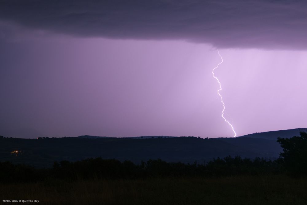 Un des rare impact de foudre de la nuit - Episode orageux dans la nuit du 27 au 28 août 2025.
One of the few lightning strikes of the night - Thunderstorm episode during the night of August 27–28, 2025.