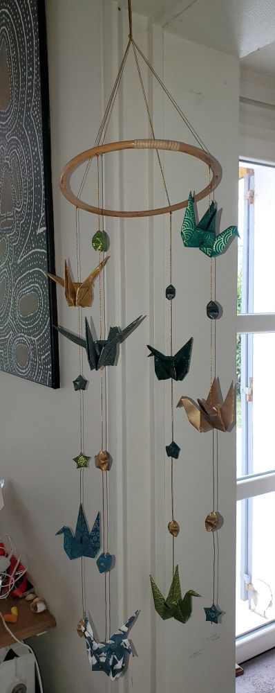 Suspension decorative avec Cercle de bois 20 cm de diamètre
Grues et étoiles en papier japonais plié vertes et dorées 