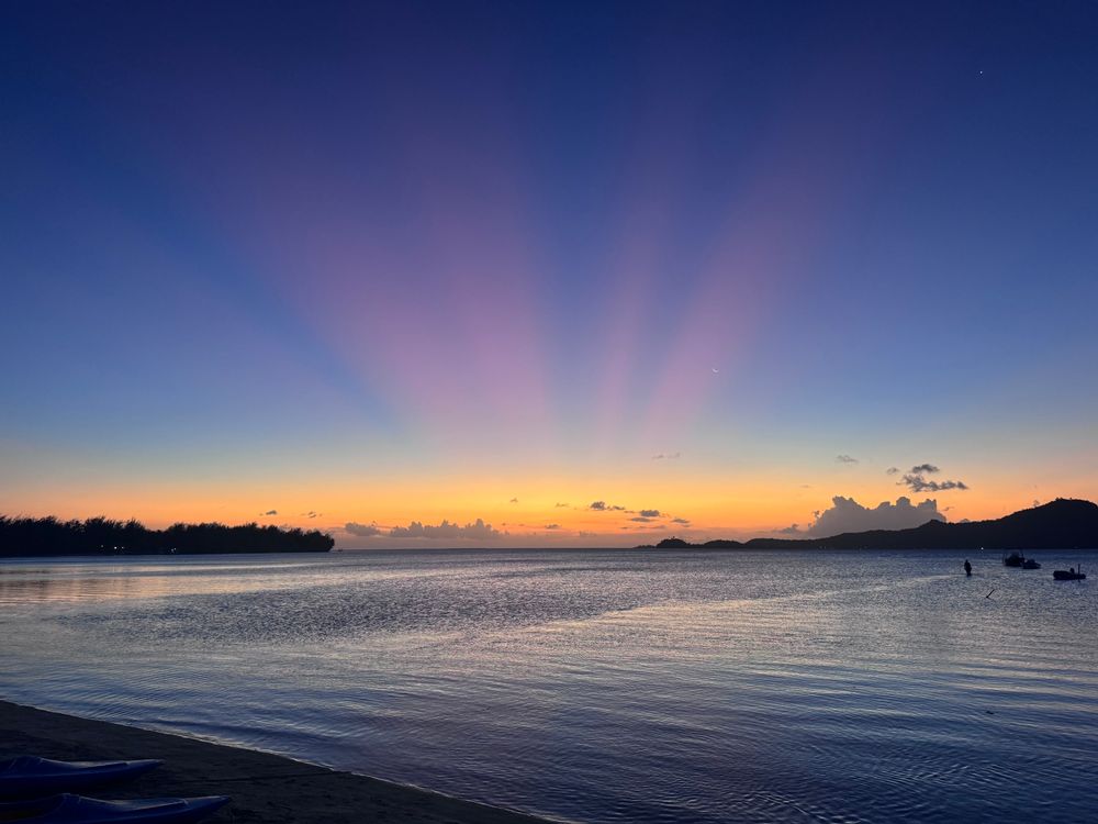 Sonnenuntergang vom Strand des Motu‘s aus mit einem super schönen Farbspiel. Bis ins Pinke hinein 
