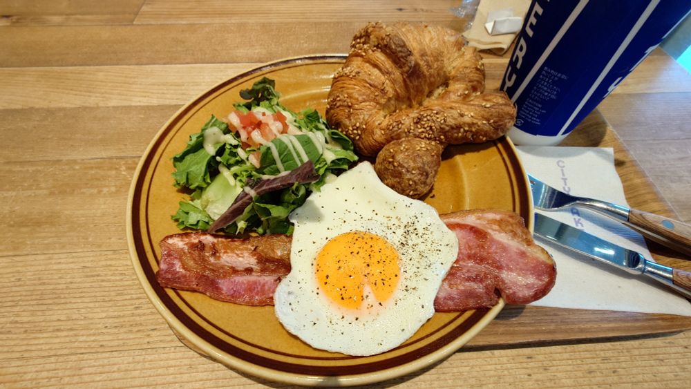 グランフロント大阪『THE CITY BAKERY』さんのCBモーニング(プレッツェルクロワッサンに変更＋アイスアールグレイ)(1870円)