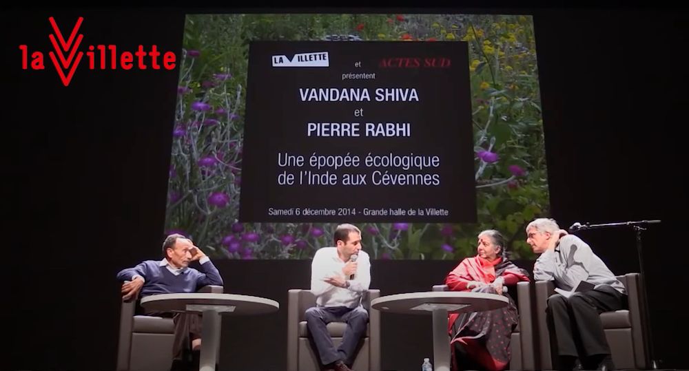 Le samedi 6 décembre 2014, La Villette et Actes Sud organisaient une rencontre entre Vandana Shiva et Pierre Rabhi sur le thème de la défense de l’agro-écologie. Ici l'animateur du débat entouré des deux invités.