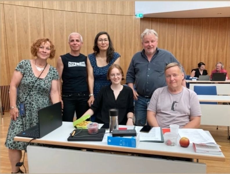 unsere 6 Fraktionsmitglieder (4 Frauen und 2 Männer / 2 sitzend uns 4 dahinter im Halbkreis stehend) im Tagungssaal der SVV in der IHK Potsdam