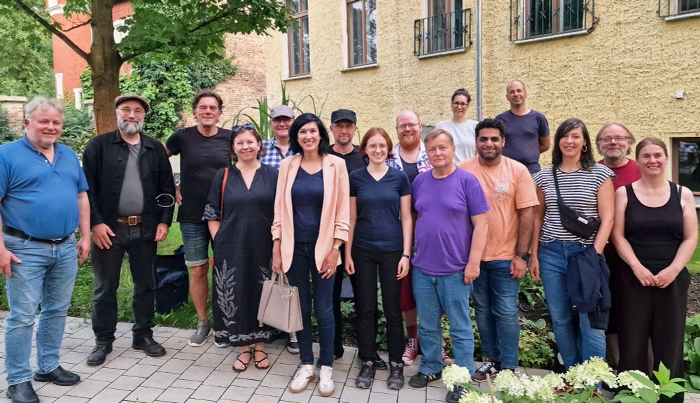 Gruppenbild mit OB Kadidatin 

DIE aNDERE mit Noosha Aubel vor der Scholle 51 in Potsdam

Fast alle lächeln....